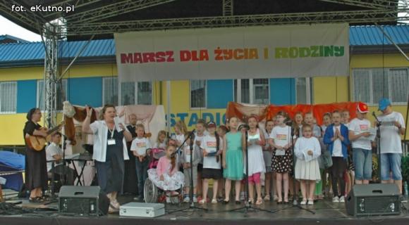 Radosny i kolorowy Marsz dla Życia i Rodziny. Zapraszamy na stadion