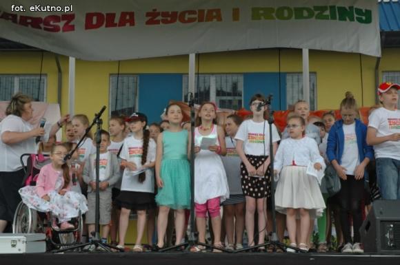 Radosny i kolorowy Marsz dla Życia i Rodziny. Zapraszamy na stadion