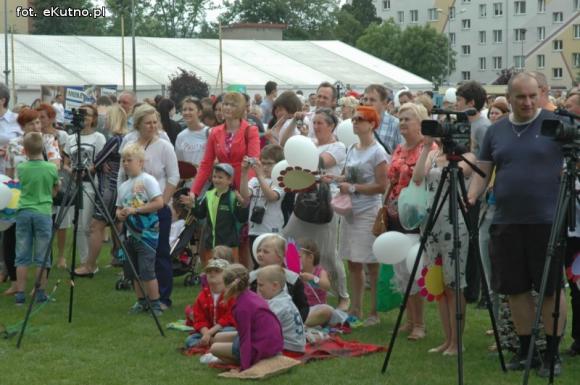 Radosny i kolorowy Marsz dla Życia i Rodziny. Zapraszamy na stadion