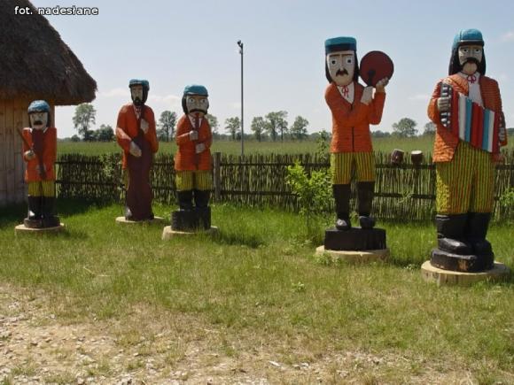Kutnowska rzeźba w skansenie w Kwiatówku