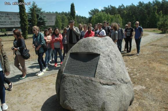 Młodzi kutnianie w Muzeum Obozu Zagłady Kulmhof w Chełmnie nad Nerem