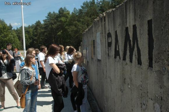 Młodzi kutnianie w Muzeum Obozu Zagłady Kulmhof w Chełmnie nad Nerem