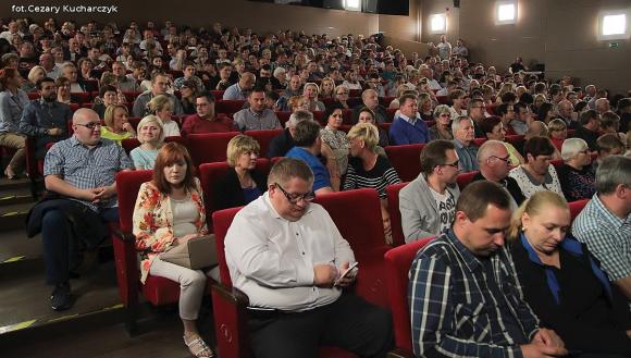 Wspólnota śmiechu na kabarecie