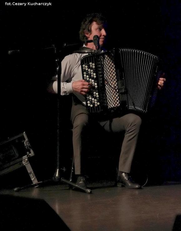 Wspólnota śmiechu na kabarecie