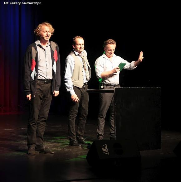 Wspólnota śmiechu na kabarecie