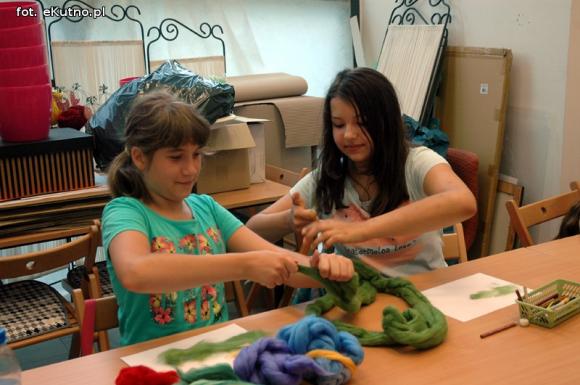 Wakacje w Kutnie: Malowanie wełną, zielnik i zasady bezpieczeństwa