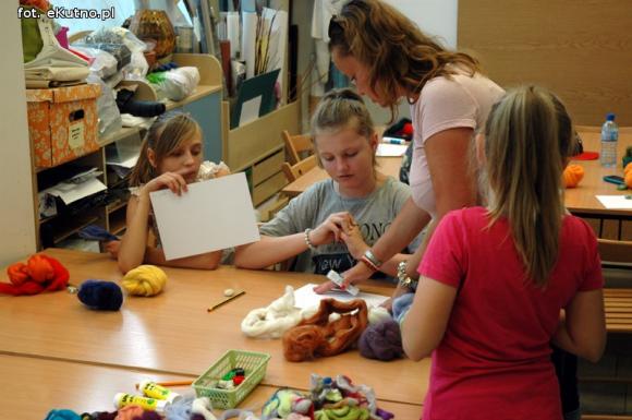 Wakacje w Kutnie: Malowanie wełną, zielnik i zasady bezpieczeństwa