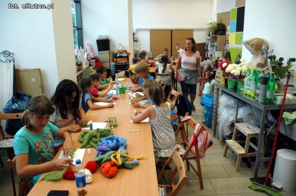 Wakacje w Kutnie: Malowanie wełną, zielnik i zasady bezpieczeństwa