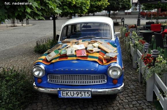 Półka bookcrosingowa w Klubokawiarni Kutnowianka otwarta