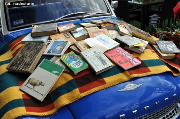 Półka bookcrosingowa w Klubokawiarni Kutnowianka otwarta