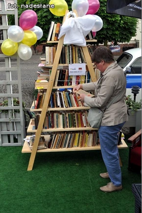 Półka bookcrosingowa w Klubokawiarni Kutnowianka otwarta