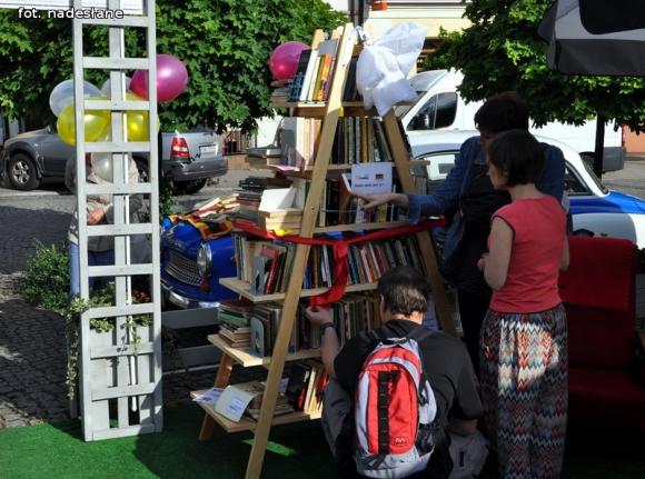 Półka bookcrosingowa w Klubokawiarni Kutnowianka otwarta