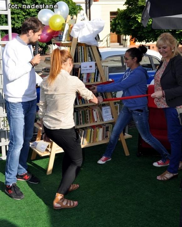 Półka bookcrosingowa w Klubokawiarni Kutnowianka otwarta