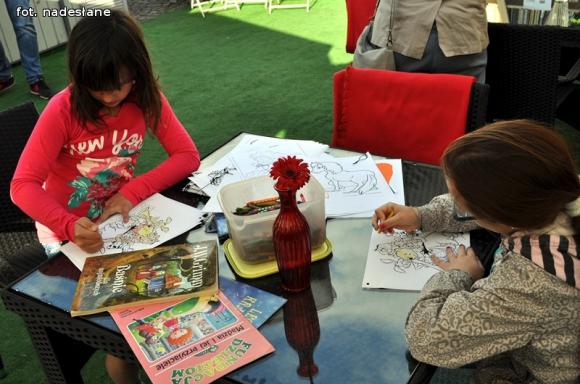 Półka bookcrosingowa w Klubokawiarni Kutnowianka otwarta