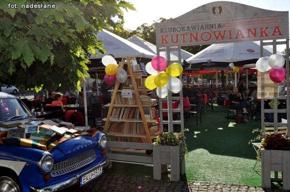 Półka bookcrosingowa w Klubokawiarni Kutnowianka otwarta