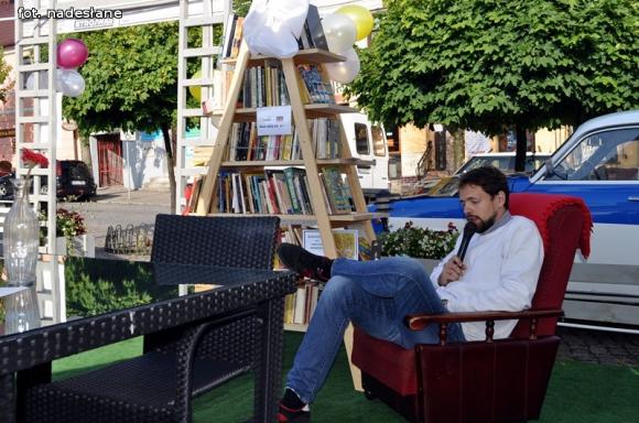 Półka bookcrosingowa w Klubokawiarni Kutnowianka otwarta