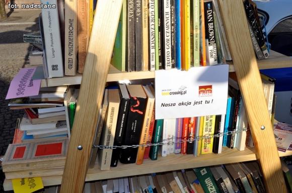 Półka bookcrosingowa w Klubokawiarni Kutnowianka otwarta