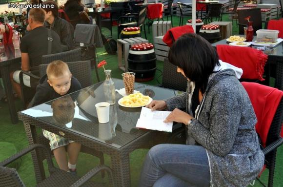 Półka bookcrosingowa w Klubokawiarni Kutnowianka otwarta