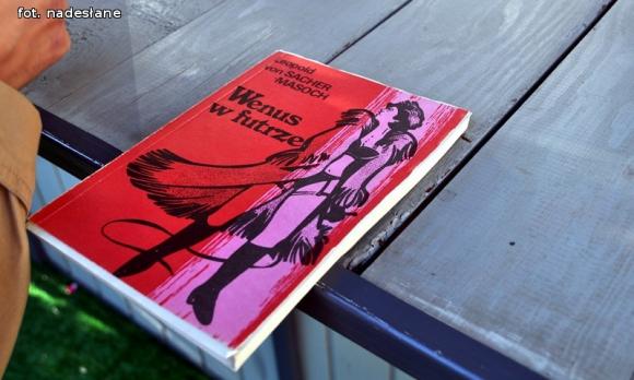 Półka bookcrosingowa w Klubokawiarni Kutnowianka otwarta