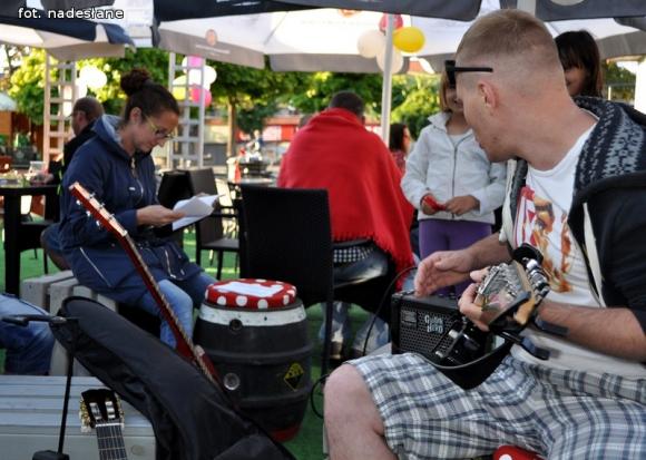 Półka bookcrosingowa w Klubokawiarni Kutnowianka otwarta