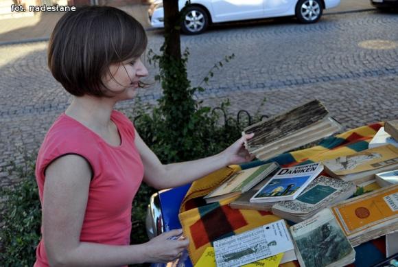 Półka bookcrosingowa w Klubokawiarni Kutnowianka otwarta