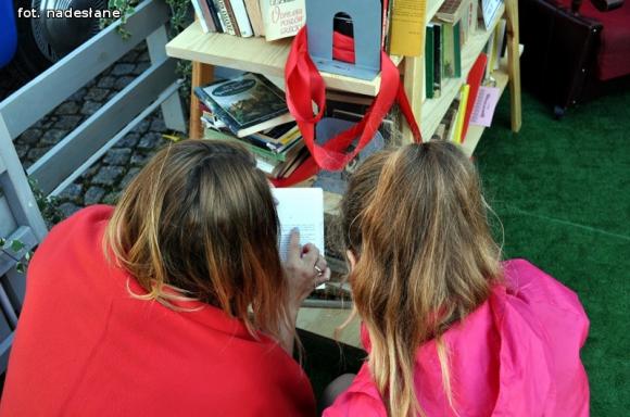 Półka bookcrosingowa w Klubokawiarni Kutnowianka otwarta