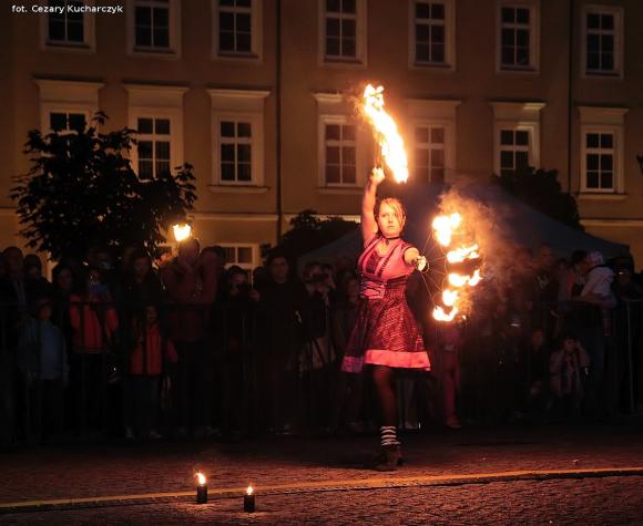 Pierwsze pokazy artystów i teatrów ognia za nami. Trwa Festiwal Fireproof