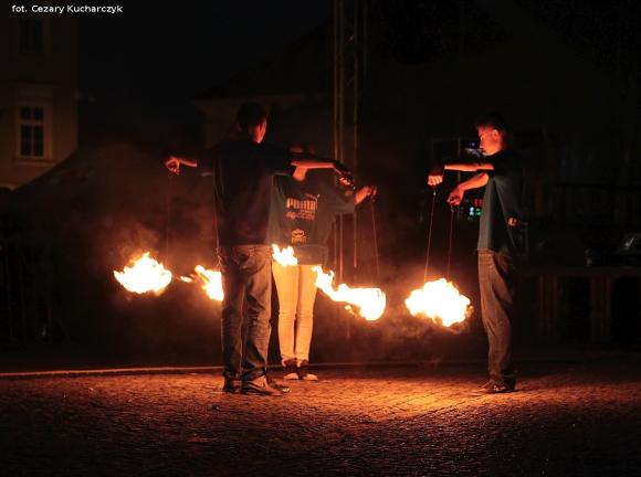 Pierwsze pokazy artystów i teatrów ognia za nami. Trwa Festiwal Fireproof