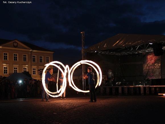 Pierwsze pokazy artystów i teatrów ognia za nami. Trwa Festiwal Fireproof