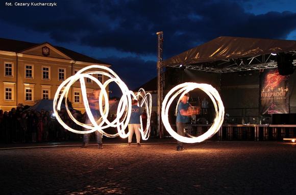 Pierwsze pokazy artystów i teatrów ognia za nami. Trwa Festiwal Fireproof