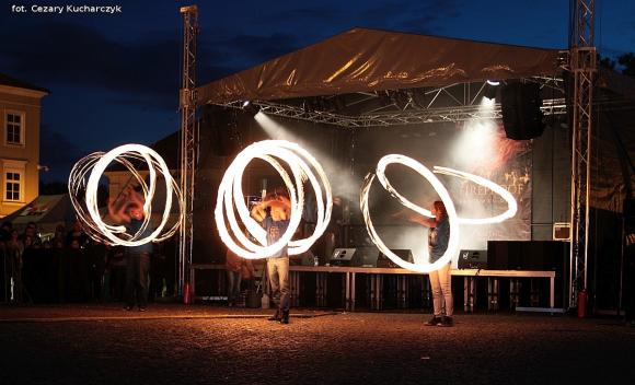 Pierwsze pokazy artystów i teatrów ognia za nami. Trwa Festiwal Fireproof