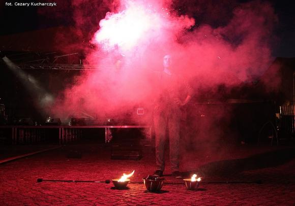 Pierwsze pokazy artystów i teatrów ognia za nami. Trwa Festiwal Fireproof