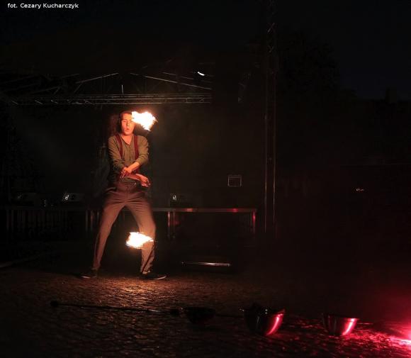 Pierwsze pokazy artystów i teatrów ognia za nami. Trwa Festiwal Fireproof
