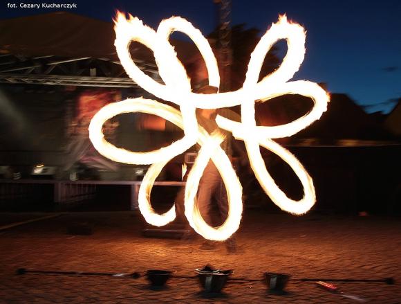 Pierwsze pokazy artystów i teatrów ognia za nami. Trwa Festiwal Fireproof