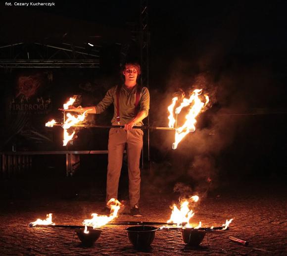 Pierwsze pokazy artystów i teatrów ognia za nami. Trwa Festiwal Fireproof