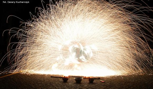 Pierwsze pokazy artystów i teatrów ognia za nami. Trwa Festiwal Fireproof