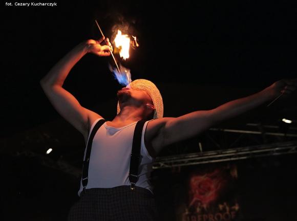 Pierwsze pokazy artystów i teatrów ognia za nami. Trwa Festiwal Fireproof