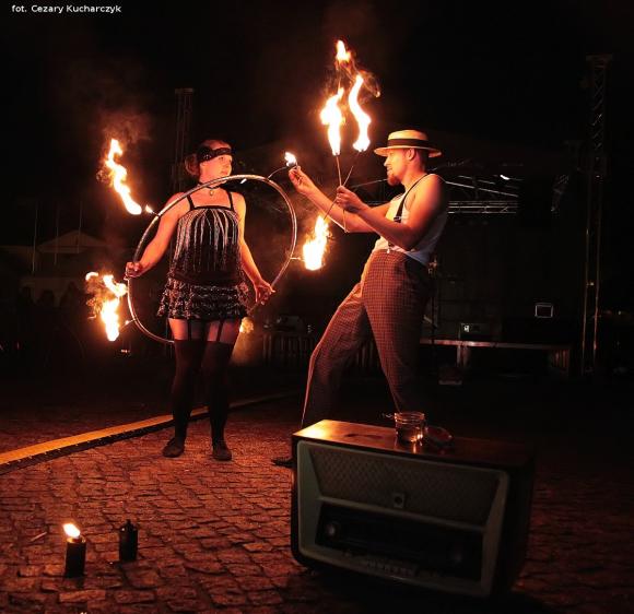 Pierwsze pokazy artystów i teatrów ognia za nami. Trwa Festiwal Fireproof