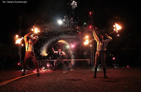 Pierwsze pokazy artystów i teatrów ognia za nami. Trwa Festiwal Fireproof