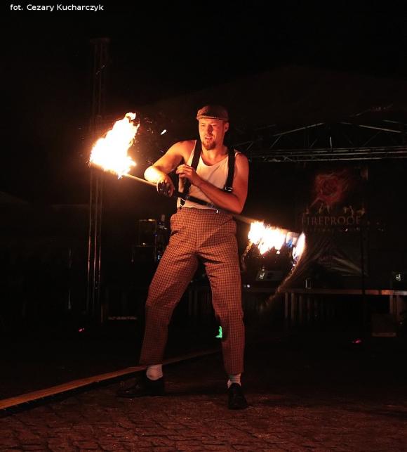 Pierwsze pokazy artystów i teatrów ognia za nami. Trwa Festiwal Fireproof