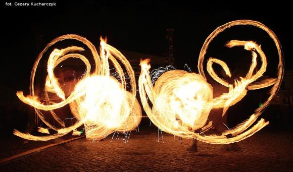 Pierwsze pokazy artystów i teatrów ognia za nami. Trwa Festiwal Fireproof