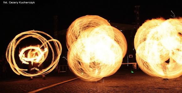 Pierwsze pokazy artystów i teatrów ognia za nami. Trwa Festiwal Fireproof