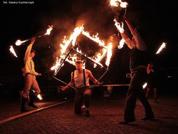 Pierwsze pokazy artystów i teatrów ognia za nami. Trwa Festiwal Fireproof