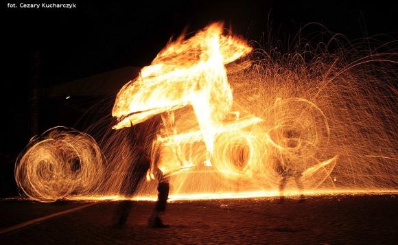Pierwsze pokazy artystów i teatrów ognia za nami. Trwa Festiwal Fireproof