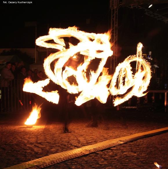 Pierwsze pokazy artystów i teatrów ognia za nami. Trwa Festiwal Fireproof