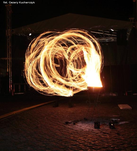 Pierwsze pokazy artystów i teatrów ognia za nami. Trwa Festiwal Fireproof