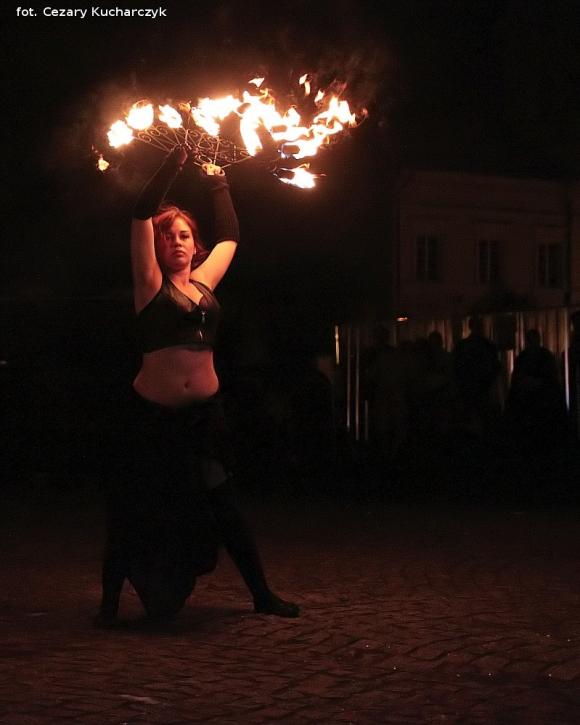 Pierwsze pokazy artystów i teatrów ognia za nami. Trwa Festiwal Fireproof