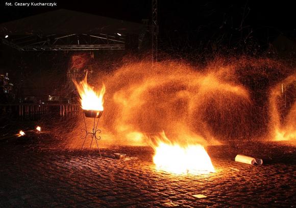 Pierwsze pokazy artystów i teatrów ognia za nami. Trwa Festiwal Fireproof