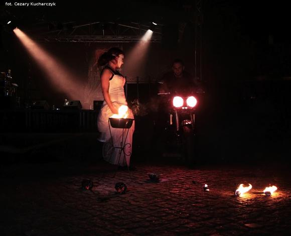 Pierwsze pokazy artystów i teatrów ognia za nami. Trwa Festiwal Fireproof