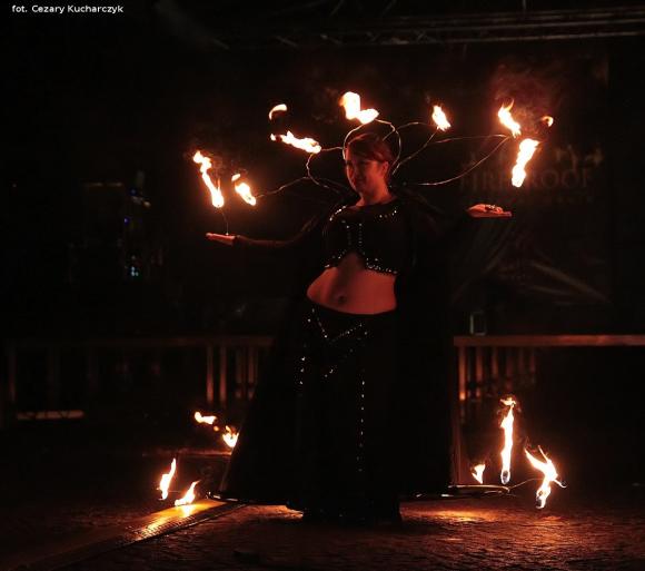 Pierwsze pokazy artystów i teatrów ognia za nami. Trwa Festiwal Fireproof